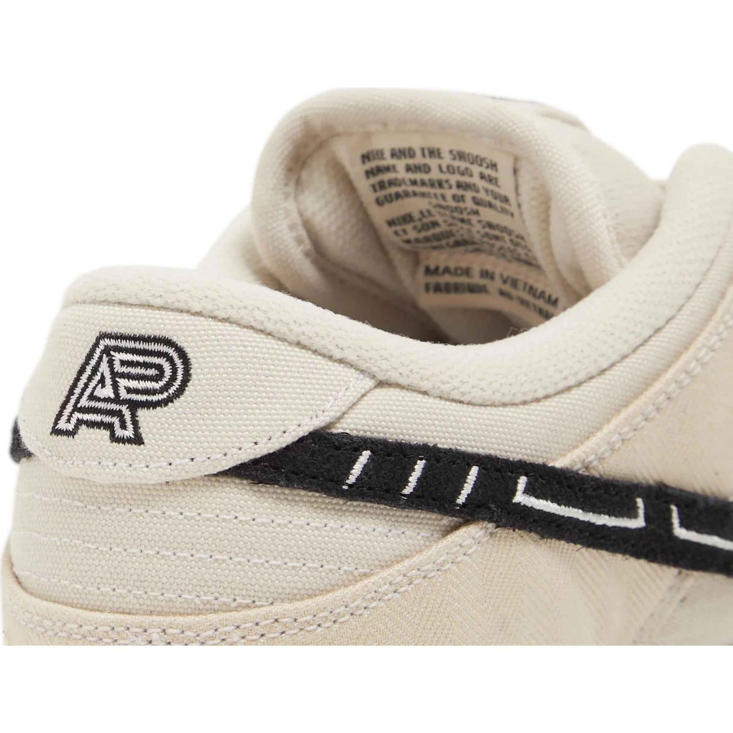 Nike SB Dunk Low 'Albino & Preto' - Image 6